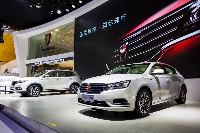 全新榮威950、榮威e950定義“高級轎車” 成都車展亮相售價16.88萬起 互聯(lián)網(wǎng)汽車上市一周年 系統(tǒng)升級帶來顛覆式進(jìn)化