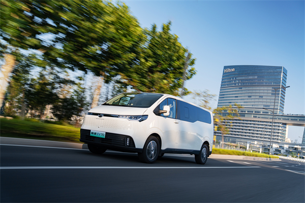 上汽大通MAXUS輕客家族“三電齊發(fā)”，大拿M1攜手2025款新途EV70、新途EV90上市發(fā)布